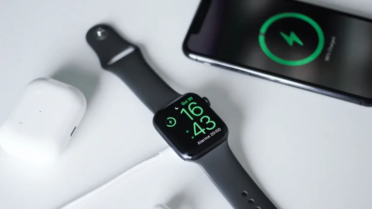 Celular, reloj inteligente y audífonos cargando de forma inalámbrica