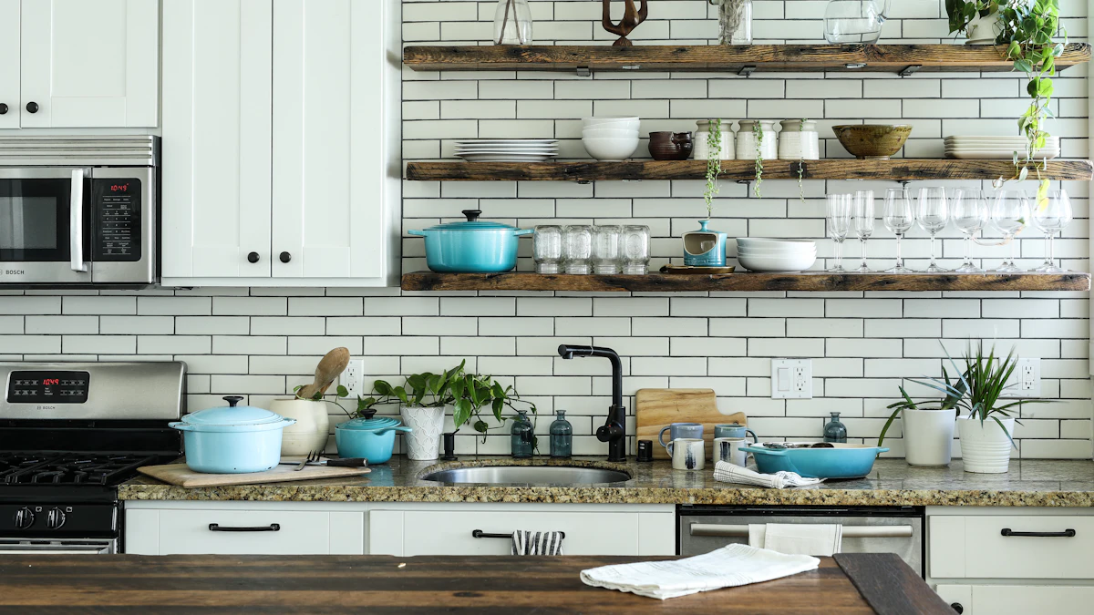 Cocina pequeña ordenada con repisas y utensilios organizados