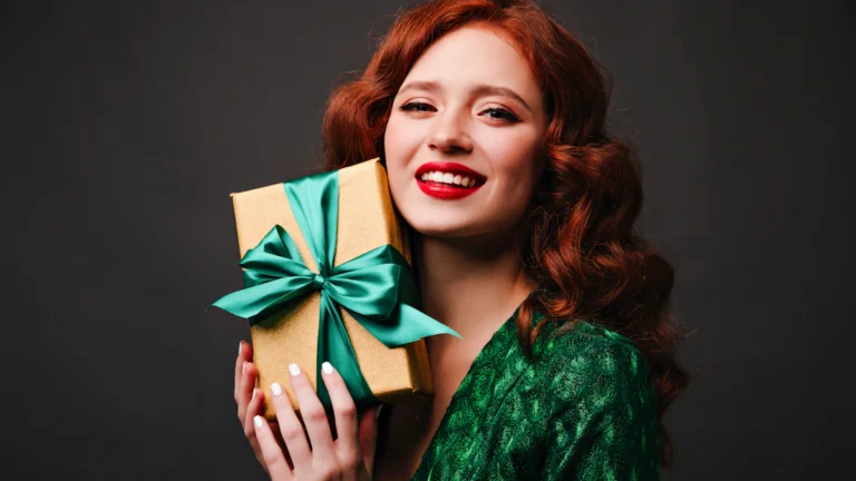 Mujer sonriente sosteniendo un regalo