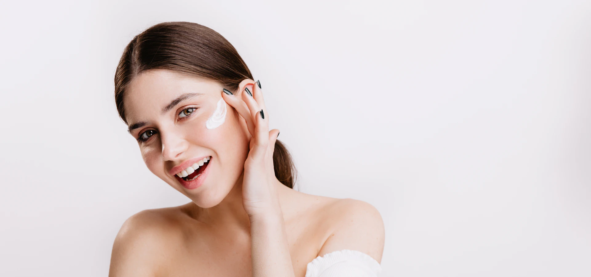 Mujer sonriente cuidando su piel