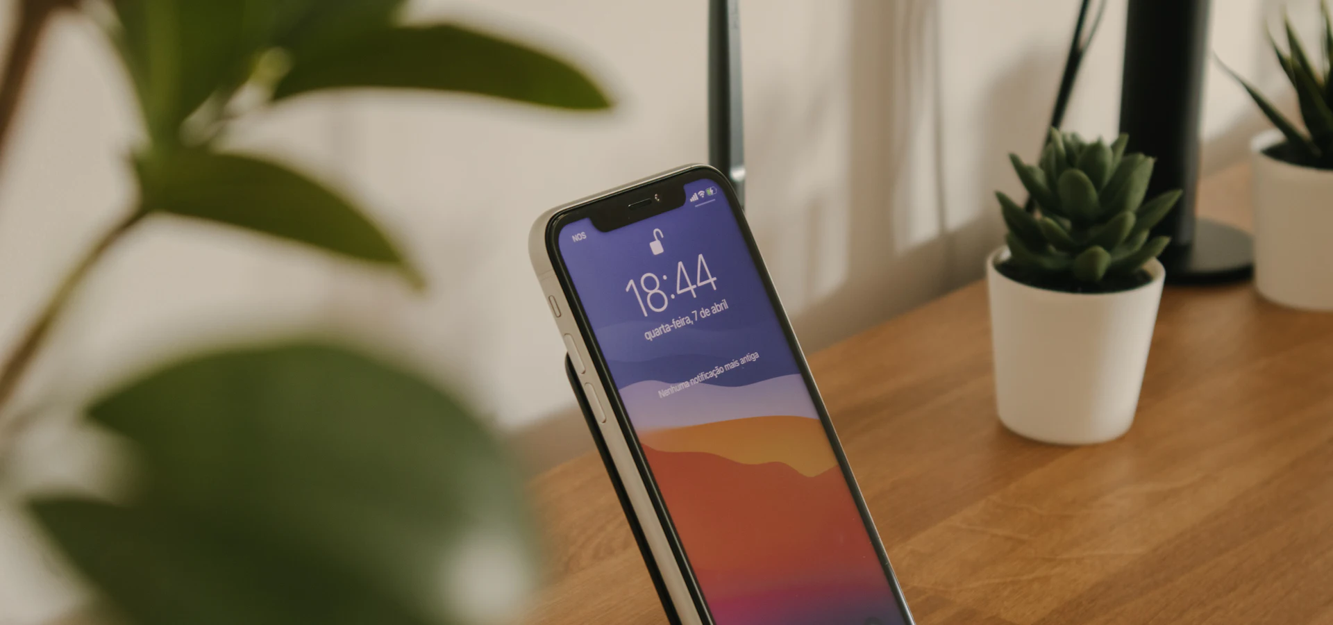Celular cargando en base inalámbrica